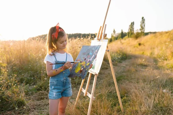 絵画の概念 小さな学生の女の子の絵 — ストック写真