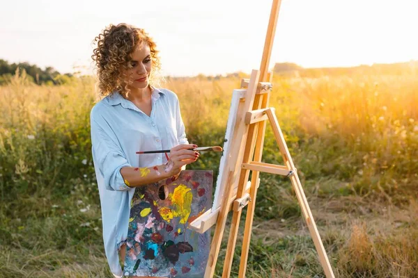 Pretty Woman Painting Open Air Session Cute Woman Draws Picture — Stock Photo, Image