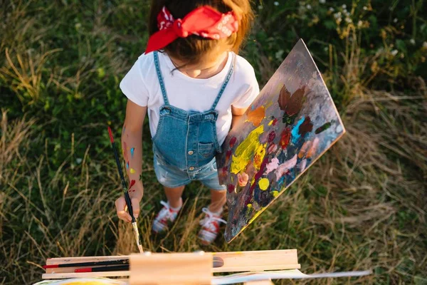 Маленькая Девочка Рисует Картины Улице — стоковое фото