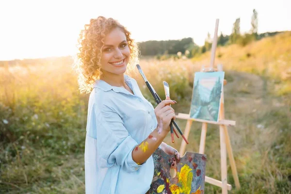 Mujer Bonita Está Pintando Sesión Aire Libre Linda Mujer Dibuja —  Fotos de Stock