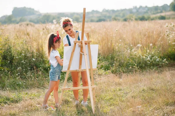 Naturaleza Soleada Mamá Hija Pintan Cuadro Parque Pintando Niño Pequeño — Foto de Stock