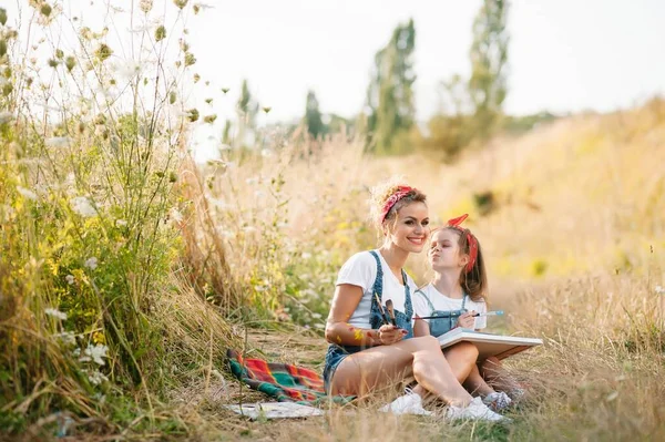 Jeune Belle Mère Enseigne Peinture Fille Dans Parc Été Activité — Photo