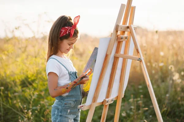 Menina Está Pintando Quadro Livre — Fotografia de Stock