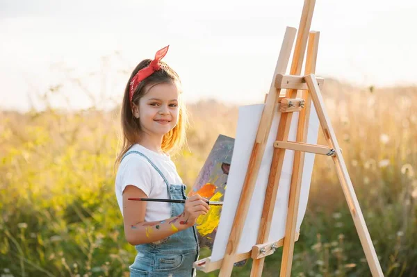 Menina Está Pintando Quadro Livre — Fotografia de Stock