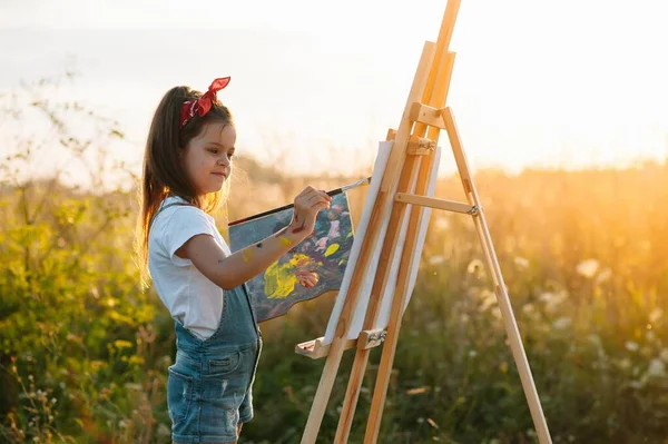 Eğitim Okul Sanat Resim Konsepti Resim Çizen Küçük Öğrenci Kız — Stok fotoğraf