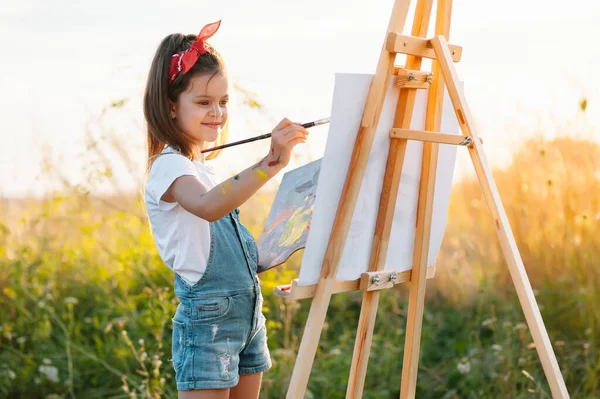 Menina Está Pintando Quadro Livre — Fotografia de Stock