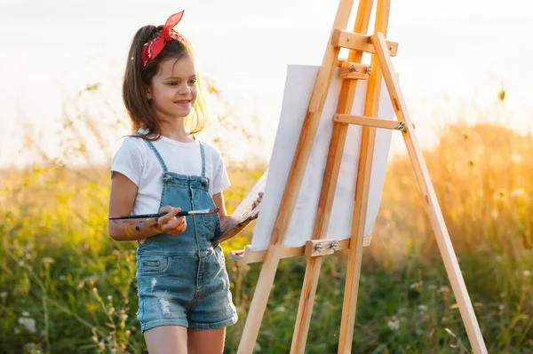 Eğitim Okul Sanat Resim Konsepti Resim Çizen Küçük Öğrenci Kız — Stok fotoğraf