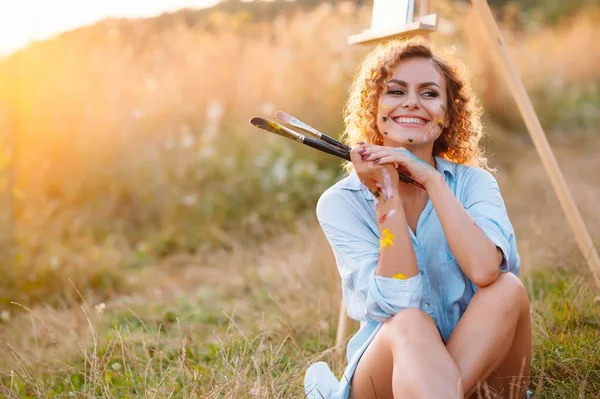 Vacker Kvinna Målar Utomhus Söt Kvinna Ritar Bild Vid Solnedgången — Stockfoto