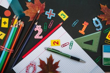 Okul konseptine geri dönelim. Tahta üzerine okul ve ofis malzemeleri..
