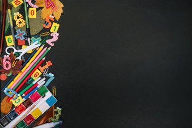 Okul konseptine geri dönelim. Okul ve ofis malzemeleri karatahta üzerine kurulu. Kopyalama alanı olan düz.