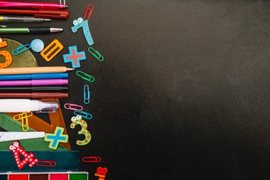 Okul konseptine geri dönelim. Okul ve ofis malzemeleri karatahta üzerine kurulu. Kopyalama alanı olan düz.