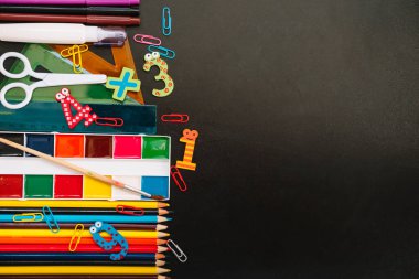 Okul konseptine geri dönelim. Okul ve ofis malzemeleri karatahta üzerine kurulu. Kopyalama alanı olan düz.