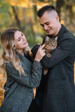 Aşk, ilişki, aile ve insanlar - gülen çift güz parkında eğleniyor