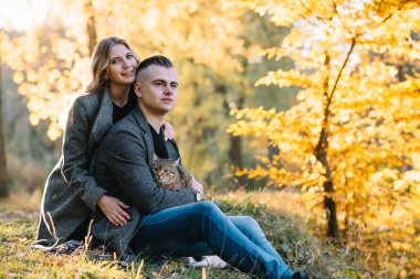 Aşk, ilişki, aile ve insanlar - gülen çift güz parkında eğleniyor