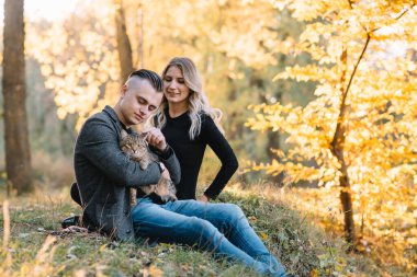 Aşk, ilişki, aile ve insanlar - gülen çift güz parkında eğleniyor