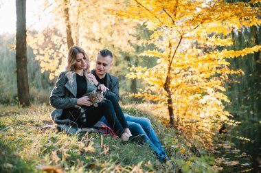 Aşk, ilişki, aile ve insanlar - gülen çift güz parkında eğleniyor