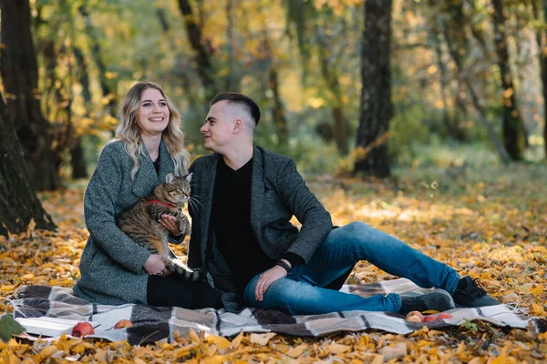 Amor Relacionamento Família Conceito Pessoas Casal Sorridente Divertindo Parque Outono — Fotografia de Stock
