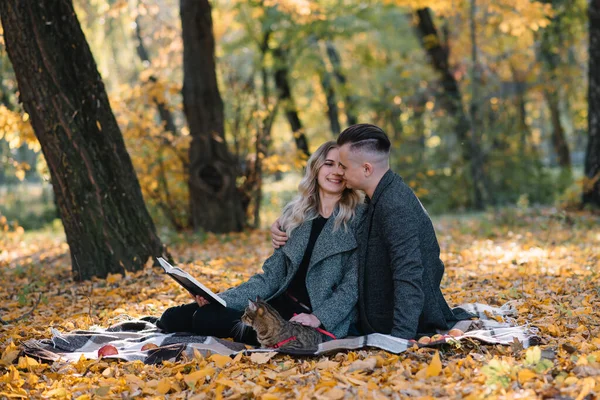 Belo Jovem Casal Descansando Parque Outono Conceito Outono Casal Amoroso — Fotografia de Stock