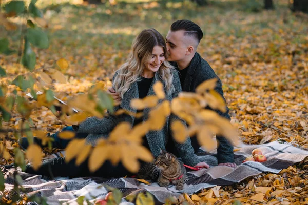 家庭和人的概念 在秋天的公园里快乐的一对微笑的夫妇 — 图库照片
