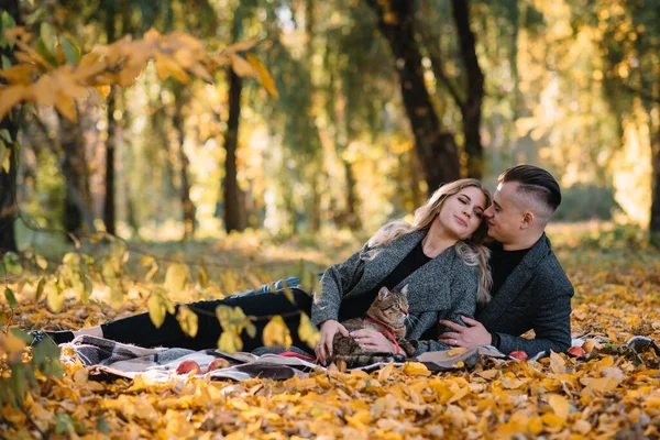 家族や人々の概念 秋の公園で楽しみを持つ笑顔のカップル — ストック写真