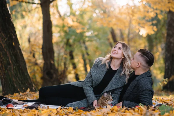 Láska Vztah Rodina Lidé Koncept Usmívající Pár Baví Podzimním Parku — Stock fotografie