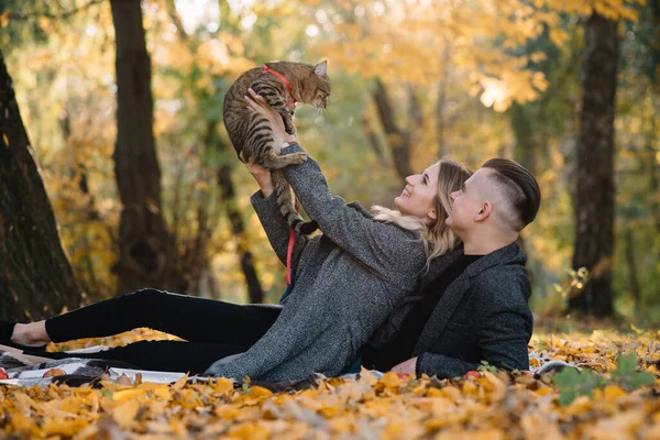 Liefde Relatie Familie Mensen Concept Glimlachend Paar Hebben Plezier Herfst — Stockfoto