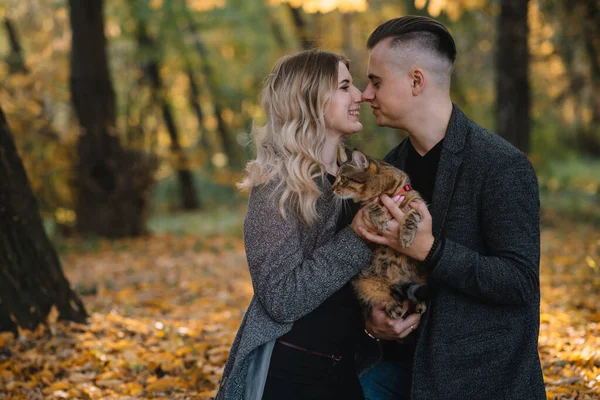 家庭和人的概念 在秋天的公园里快乐的一对微笑的夫妇 — 图库照片