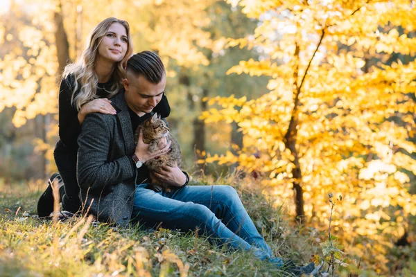 Liefde Relatie Familie Mensen Concept Glimlachend Paar Hebben Plezier Herfst — Stockfoto