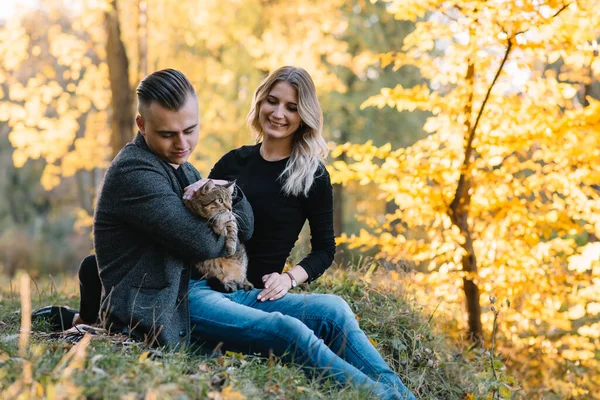 Láska Vztah Rodina Lidé Koncept Usmívající Pár Baví Podzimním Parku — Stock fotografie