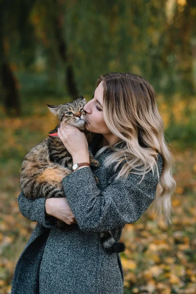 Chica Gato Otoño Park Mujer Suéter Marrón Caminando Con Gato — Foto de Stock