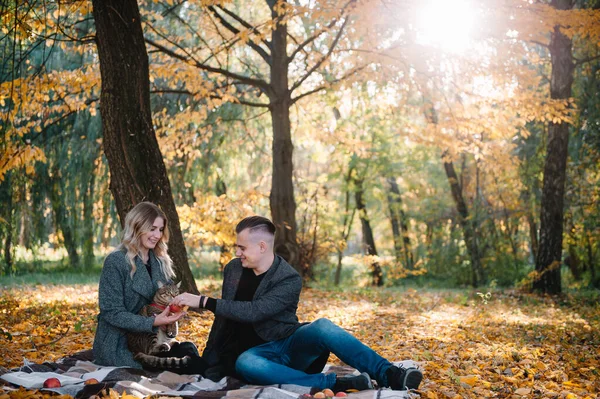 Amor Relacionamento Família Conceito Pessoas Casal Sorridente Divertindo Parque Outono — Fotografia de Stock