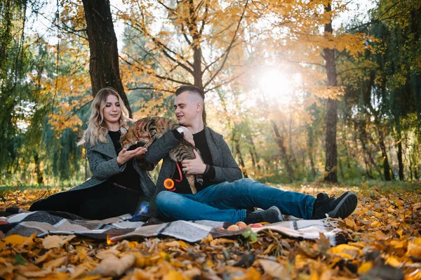 Liefde Relatie Familie Mensen Concept Glimlachend Paar Hebben Plezier Herfst — Stockfoto