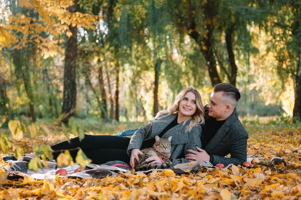 Amor Relación Familia Concepto Personas Pareja Sonriente Divirtiéndose Parque Otoño — Foto de Stock