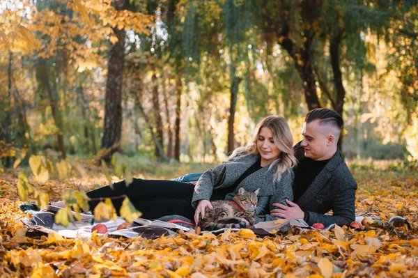 Mladý Milující Pár Odpočívá Podzimním Parku Muž Objímá Ženu — Stock fotografie