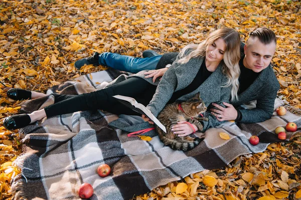 Amor Relación Familia Concepto Personas Pareja Sonriente Divirtiéndose Parque Otoño — Foto de Stock