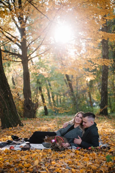 Young Loving Couple Rests Autumn Park Man Embraces Woman — Stock Photo, Image