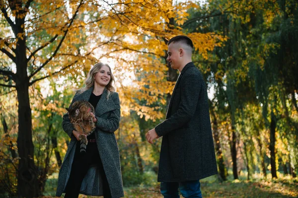 Láska Vztah Rodina Lidé Koncept Usmívající Pár Baví Podzimním Parku — Stock fotografie