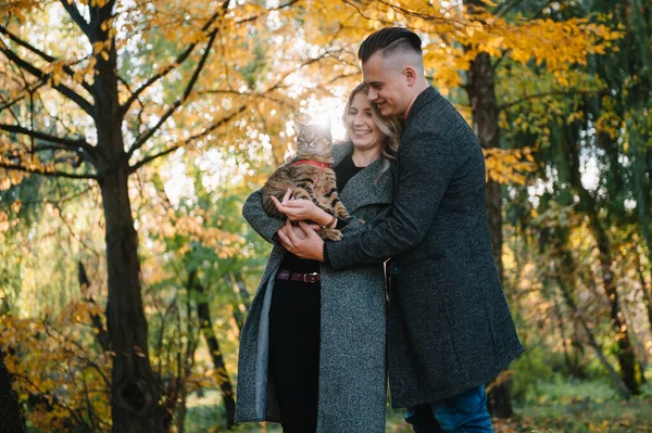 Mladý Milující Pár Odpočívá Podzimním Parku Muž Objímá Ženu — Stock fotografie