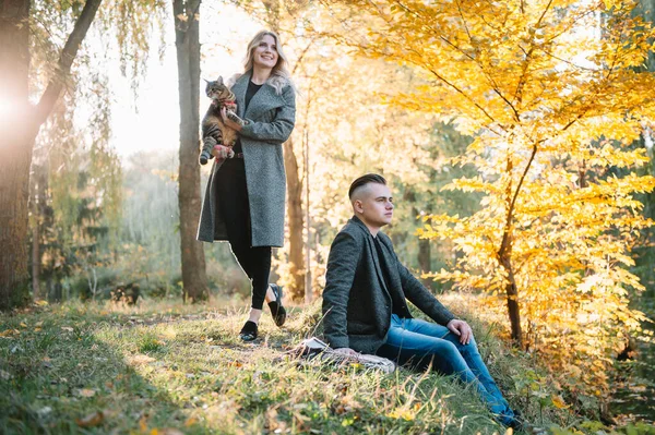 家族や人々の概念 秋の公園で楽しみを持つ笑顔のカップル — ストック写真
