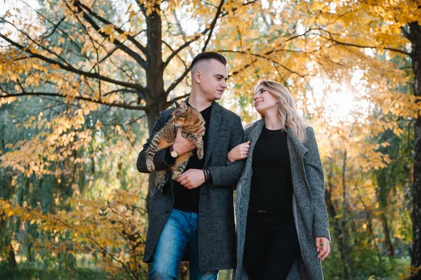 Amor Relación Familia Concepto Personas Pareja Sonriente Divirtiéndose Parque Otoño — Foto de Stock