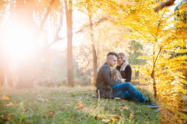 Belo Jovem Casal Descansando Parque Outono Conceito Outono Casal Amoroso — Fotografia de Stock