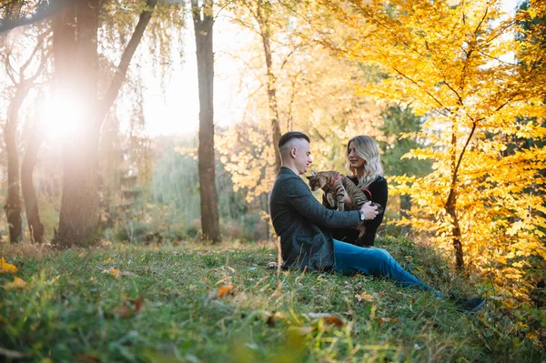 Amor Relacionamento Família Conceito Pessoas Casal Sorridente Divertindo Parque Outono — Fotografia de Stock