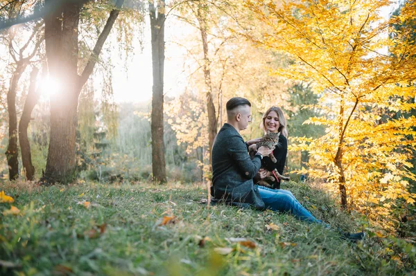 Amor Relacionamento Família Conceito Pessoas Casal Sorridente Divertindo Parque Outono — Fotografia de Stock