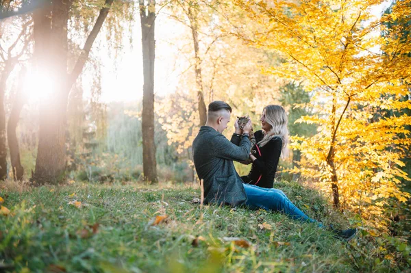 Piękna Młoda Para Odpoczywająca Jesiennym Parku Jesienny Pomysł Kochająca Para — Zdjęcie stockowe