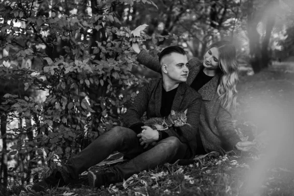 Amor Relacionamento Família Conceito Pessoas Casal Sorridente Divertindo Parque Outono — Fotografia de Stock