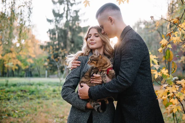 Young Loving Couple Rests Autumn Park Man Embraces Woman — Stock Photo, Image