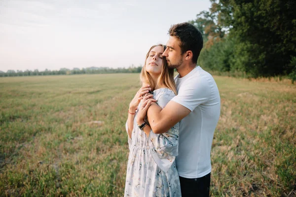 Una Chica Chico Están Caminando Parque Retrato Una Pareja Una — Foto de Stock