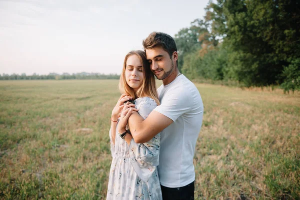 Una Chica Chico Están Caminando Parque Retrato Una Pareja Una —  Fotos de Stock