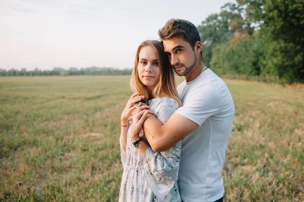 Tjej Och Kille Går Parken Porträtt Ett Par Kärlekshistoria Glad — Stockfoto