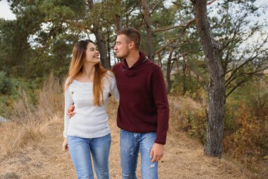 Güz parkında yürüyen güzel genç bir çift